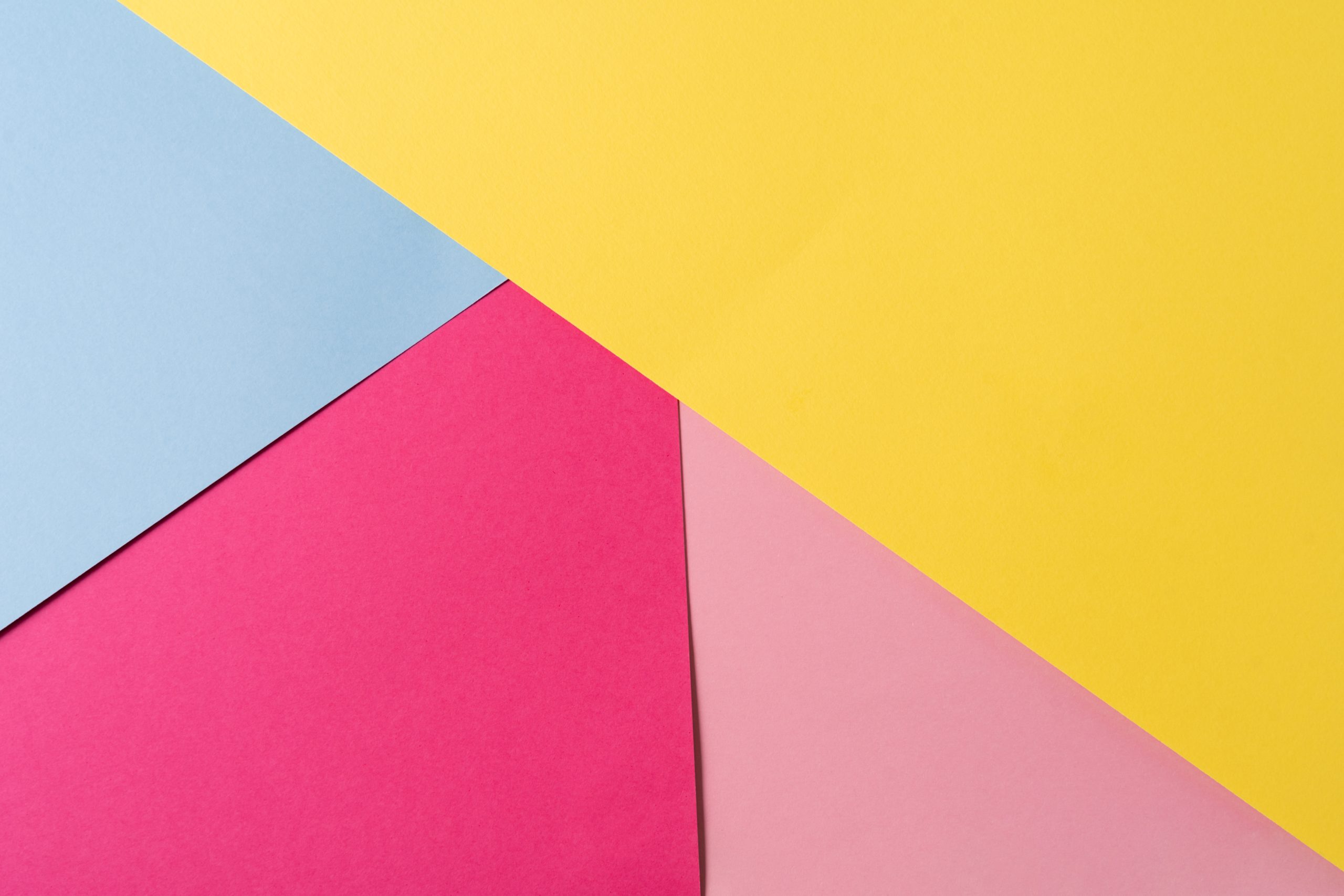Aplats de couleurs géométriques bleu ciel, fuchsia, rose et jaune