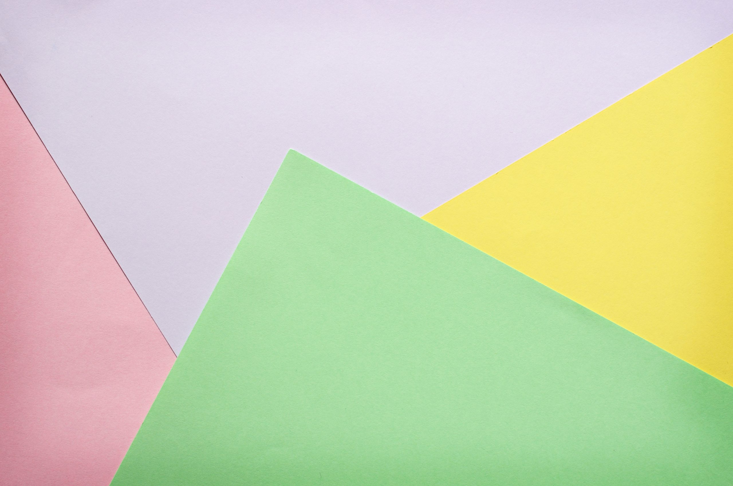 Aplats de couleurs géométriques rose, lavande, vert et jaune.