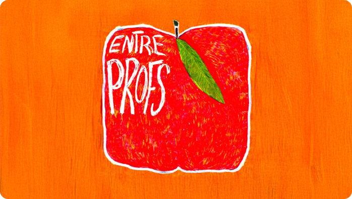 L'inscription Entre profs écrit en blanc sur une immense pomme cubique rouge sur un fond orange. 